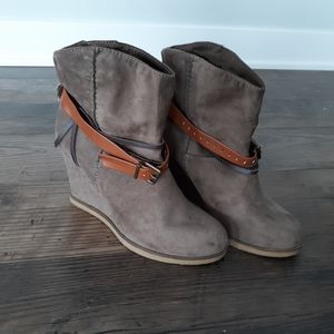 Mia wedge boots 6.5